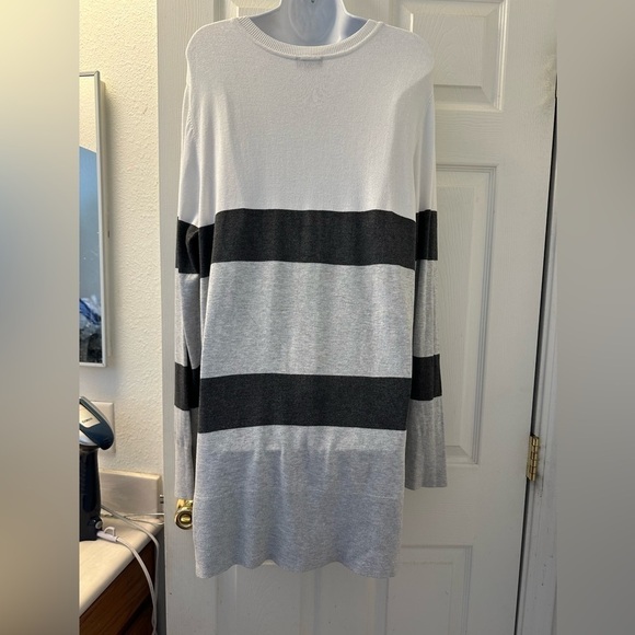 Jones New York V-Neck Relaxed Striped Sweater - Picture 4 of 6